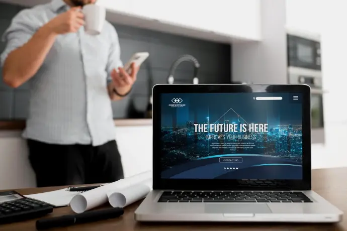 Notebook aberto demostrando uma página web